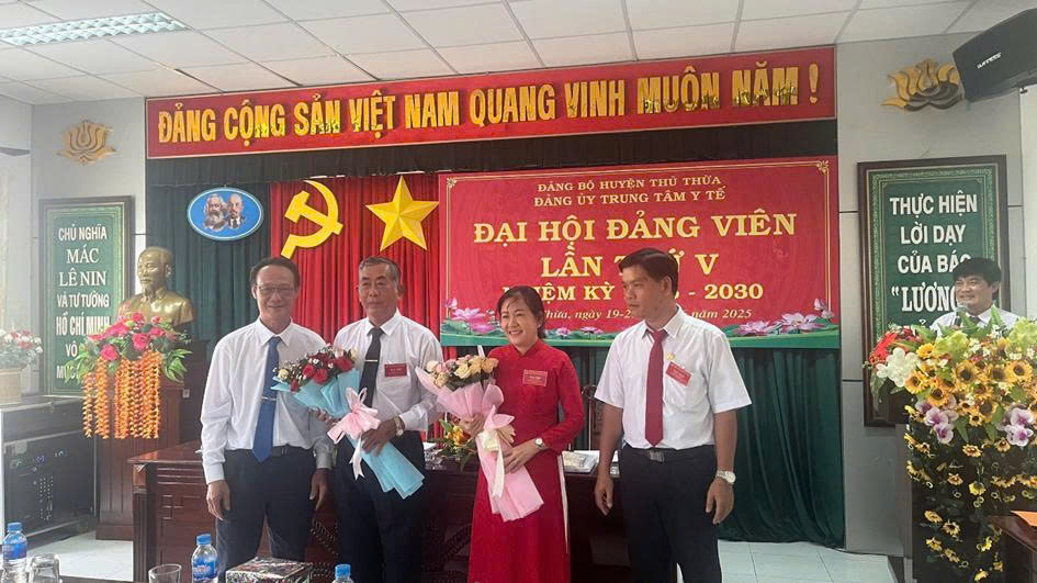 Chụp ảnh lưu niệm của Ban chấp hành Đảng bộ Trung tâm Y tế và UBND huyện, Huyện ủy Thủ Thừa.